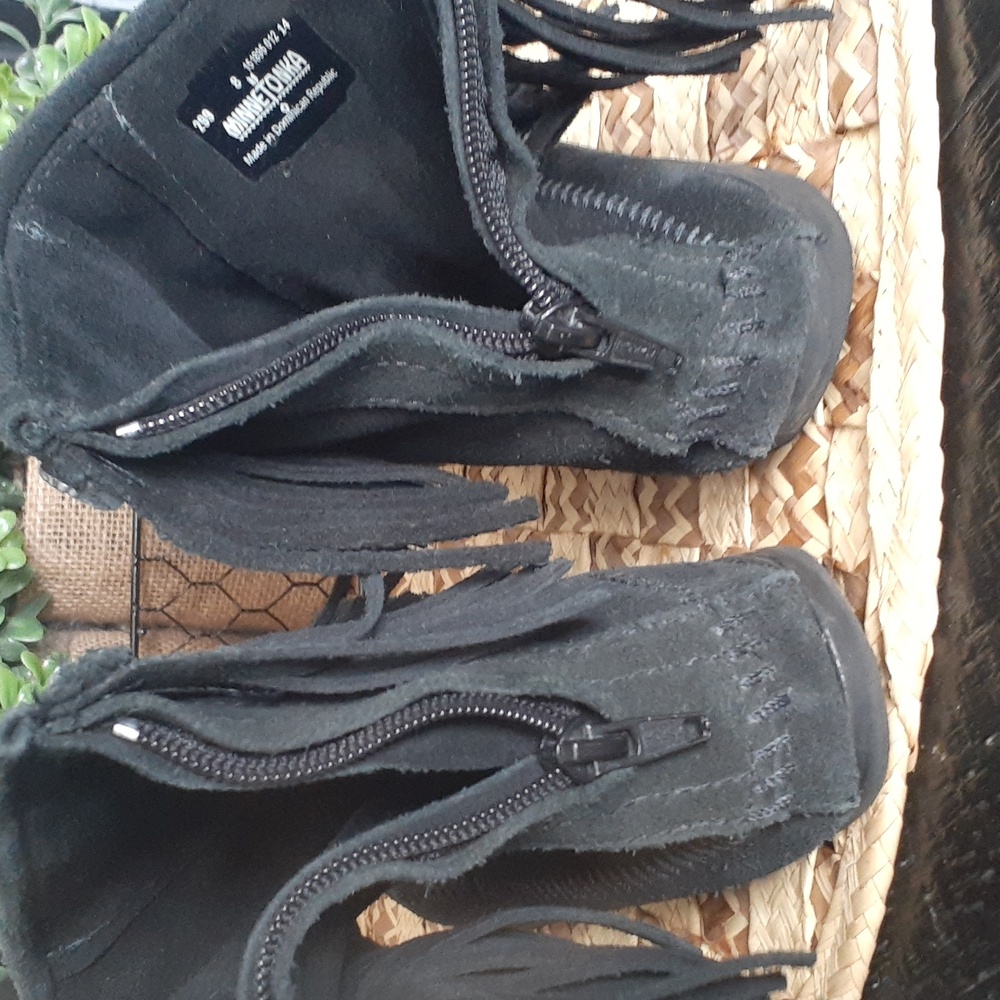 MINNETONKA BOOTIES - Picture 9 of 10